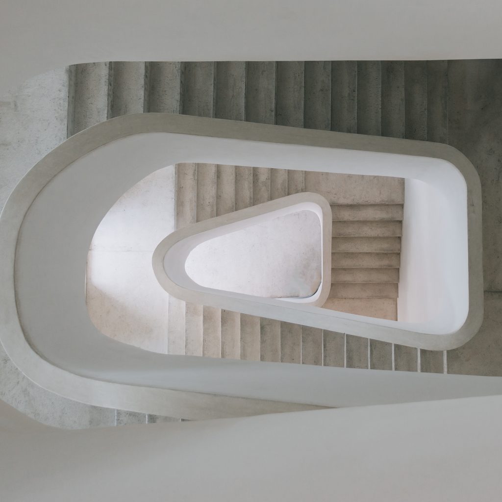 escaleras forma orgánica blanca vista desde arriba